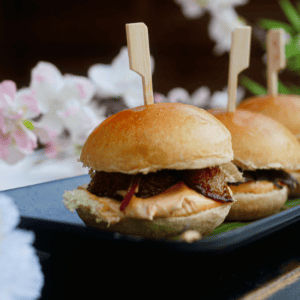 Savane & Mousson Traiteur - Pièce Cocktail Salé - Mini burger de plantain revisité avec sauce mayonnaise japonnaise ou arachide miel