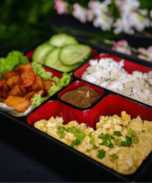 Savane & Mousson - Bento Songhai végétarien avec riz blanc, oeufs spicy Tamago, concombres, et patates douces