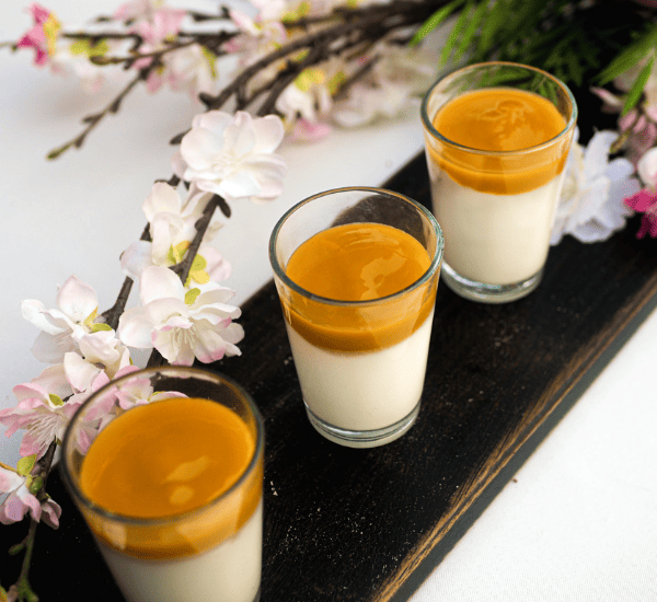 Savane & Mousson Traiteur - Pièce Cocktail Sucré - Panna cotta revisitée baobab et coulis de mangue fraîche maison