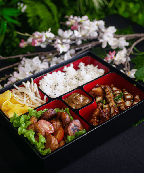 Savane & Mousson - Bento Haoussa au poulet katsu sauce teriyaki avec riz blanc, poulet au pané à la japonaise, mangue vertes, pousses de soja, kimchi coréen, et plantains