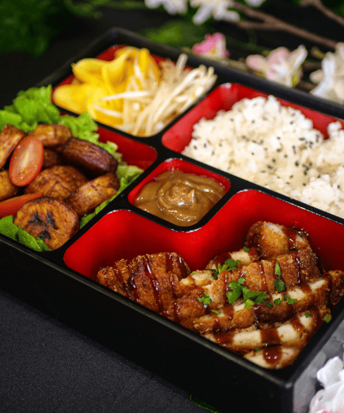 Savane & Mousson - Bento Haoussa au poulet katsu sauce teriyaki avec riz blanc, poulet au pané à la japonaise, mangue vertes, pousses de soja, kimchi coréen, et plantains