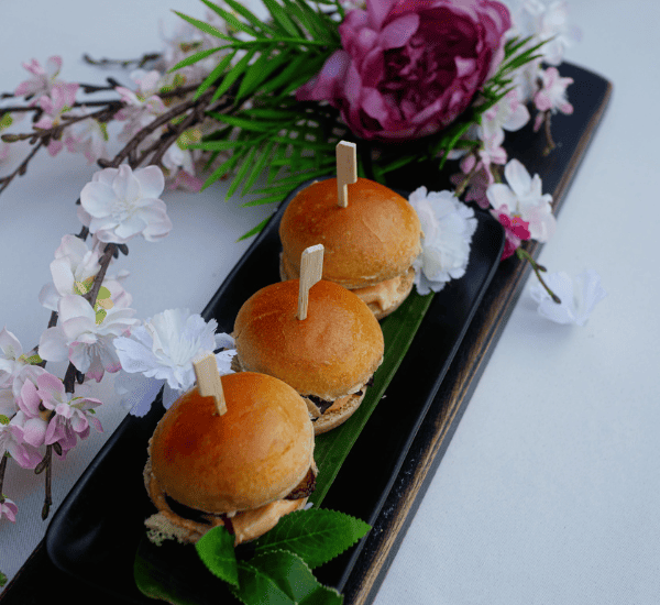 Savane & Mousson Traiteur - Pièce Cocktail Salé - Mini burger de plantain revisité avec sauce mayonnaise japonnaise ou arachide miel