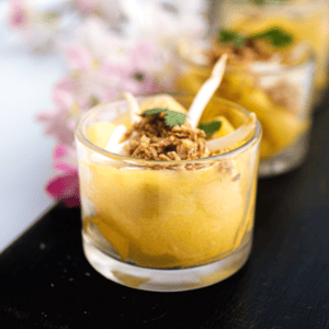 Savane & Mousson Traiteur - Pièce Cocktail Salé - Salade de mangue verte, pousse de soja croquante, coriande fraiche accompagnée d’une vinaigrette maison légèrement pimentée Afrique x Asie