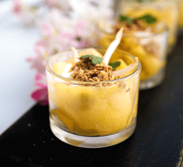 Savane & Mousson Traiteur - Pièce Cocktail Salé - Salade de mangue verte, pousse de soja croquante, coriande fraiche accompagnée d’une vinaigrette maison légèrement pimentée Afrique x Asie