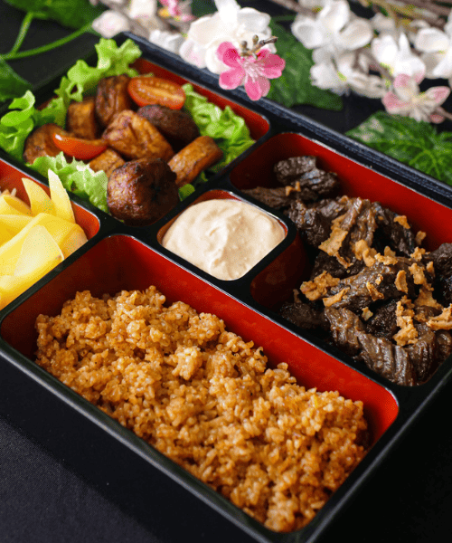 Savane & Mousson - Bento Djolof avec riz tieb rouge, bœuf sauté aux oignons, mangues vertes avec pousses de soja, et plantains