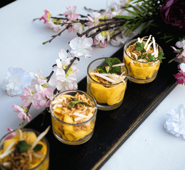 Savane & Mousson Traiteur - Pièce Cocktail Salé - Salade de mangue verte, pousse de soja croquante, coriande fraiche accompagnée d’une vinaigrette maison légèrement pimentée Afrique x Asie