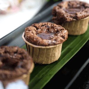 Savane & Mousson Traiteur - Pièce Cocktail Sucré - Fondant au chocolat de Côte d’Ivoire accompagné de caramel au sel rose d’Himalaya