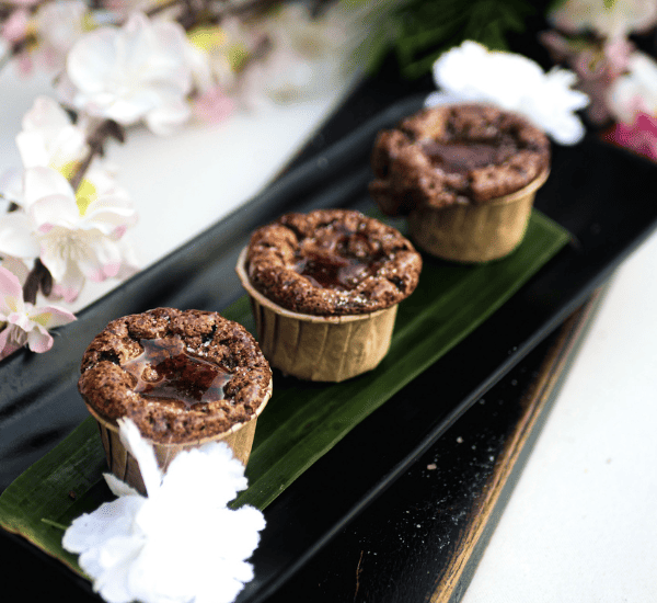 Savane & Mousson Traiteur - Pièce Cocktail Sucré - Fondant au chocolat de Côte d’Ivoire accompagné de caramel au sel rose d’Himalaya