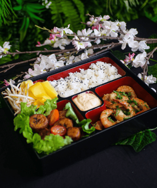 Savane & Mousson - Bento Mandingue aux crevettes avec riz blanc, crevettes Poivre-sel, mangues vertes avec pousses de soja, et plantains