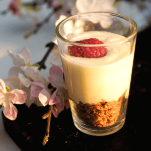 Savane & Mousson Traiteur - Pièce Cocktail Sucré - Tiramisu cacahuète baobab framboise/fraise