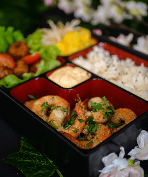 Savane & Mousson - Bento Mandingue aux crevettes avec riz blanc, crevettes Poivre-sel, mangues vertes avec pousses de soja, et plantains