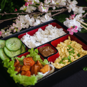 Savane & Mousson - Bento Songhai végétarien avec riz blanc, oeufs spicy Tamago, concombres, et patates douces