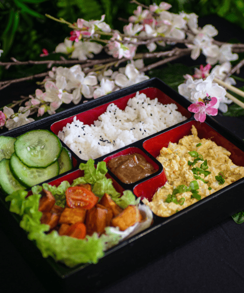 Savane & Mousson - Bento Songhai végétarien avec riz blanc, oeufs spicy Tamago, concombres, et patates douces