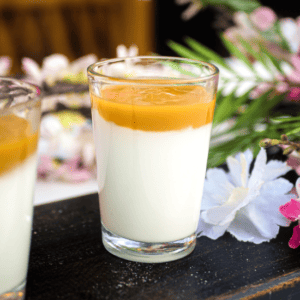 Savane & Mousson Traiteur - Pièce Cocktail Sucré - Panna cotta revisitée baobab et coulis de mangue fraîche maison