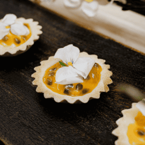 Savane & Mousson Traiteur - Fleur de Jungle Passion tartelette à la crème de fruit de la passion