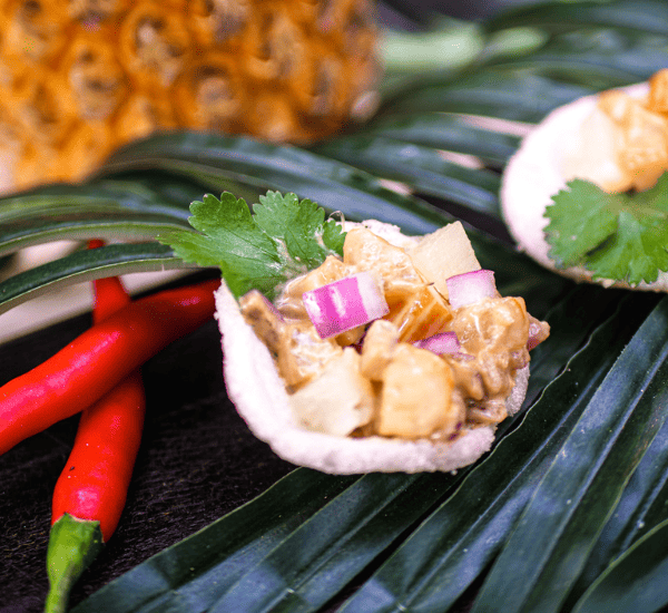 Savane & Mousson Traiteur - Coquillage de Maputo chips de crevettes et crabe mariné au soja et ananas