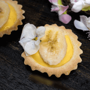 Savane & Mousson Traiteur - Fleur de Jungle Banane tartelette à la crème de banane