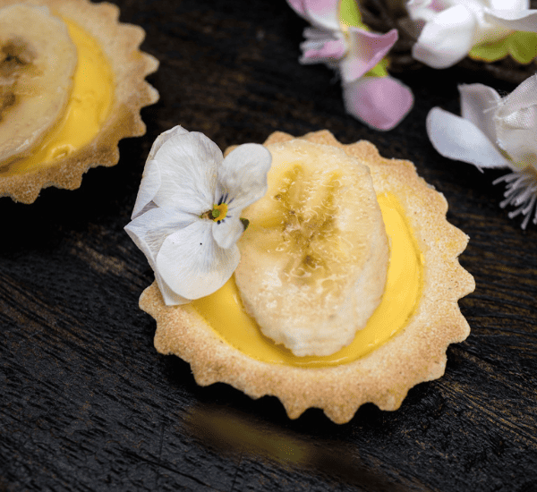 Savane & Mousson Traiteur - Fleur de Jungle Banane tartelette à la crème de banane