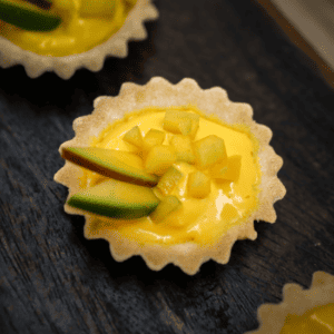 Savane & Mousson Traiteur - Fleur de Jungle Mangue tartelette à la crème de mangue